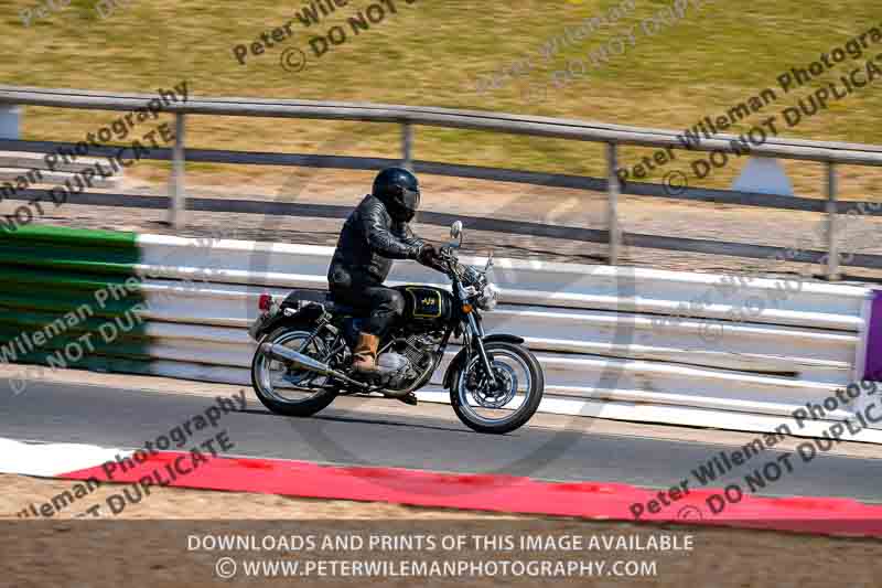 Vintage motorcycle club;eventdigitalimages;mallory park;mallory park trackday photographs;no limits trackdays;peter wileman photography;trackday digital images;trackday photos;vmcc festival 1000 bikes photographs
